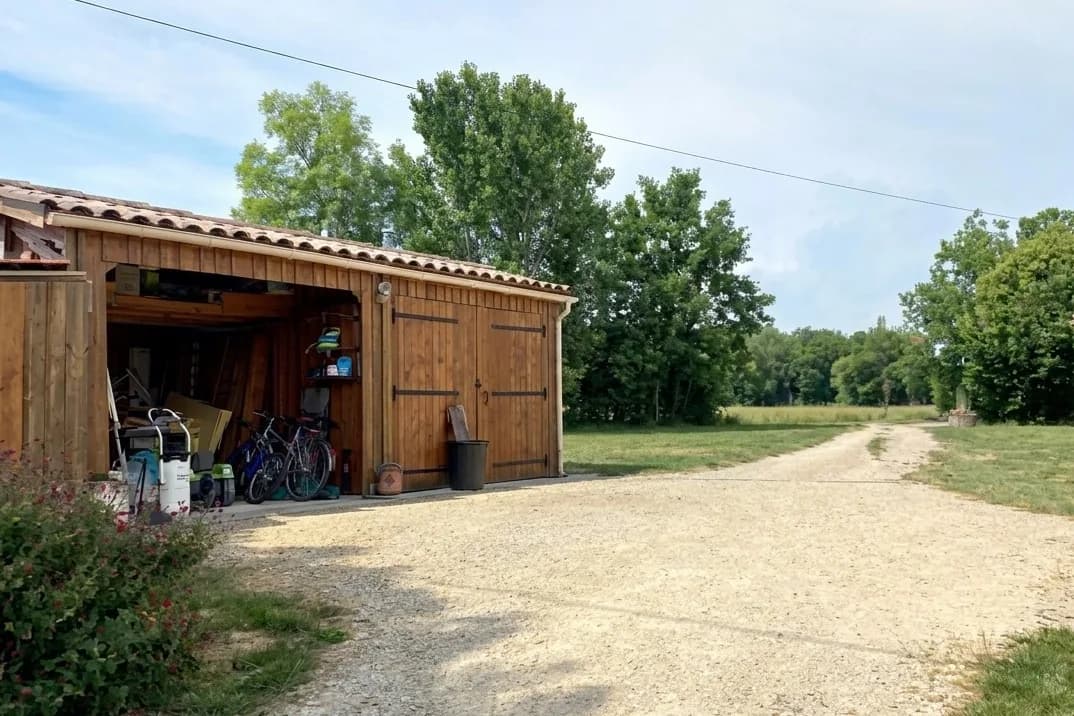 Appentis ouvert servant de remise, avant travaux